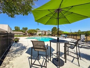 Three Oaks Apartments in Troy, MI - Building Photo - Building Photo