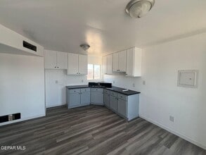 530 S Yarbrough Dr in El Paso, TX - Building Photo - Building Photo