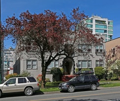York Manor in Vancouver, BC - Building Photo