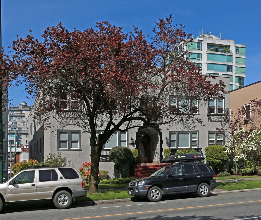 York  Manor in Vancouver, BC - Building Photo