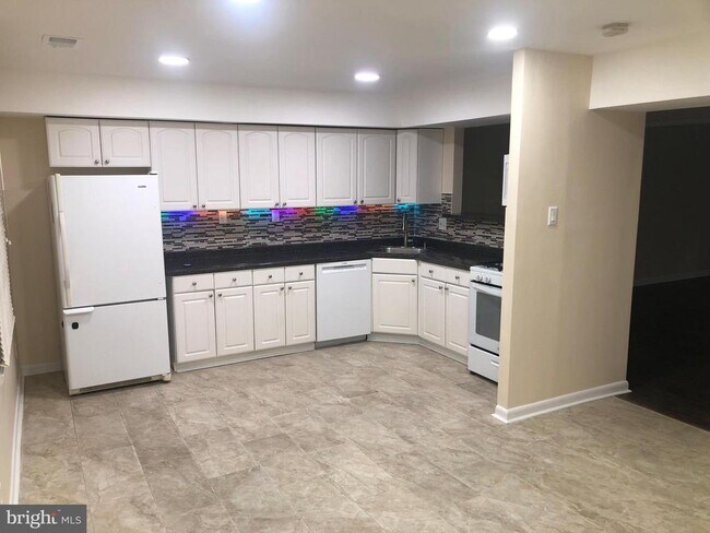 13013 Townsend Rd in Philadelphia, PA - Building Photo - Building Photo