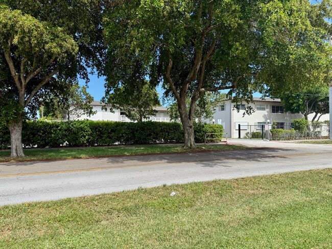 560 SE 2nd Ave in Deerfield Beach, FL - Building Photo - Building Photo