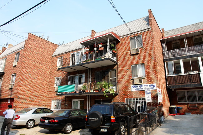 14205-14209 38th Ave in Flushing, NY - Foto de edificio - Building Photo