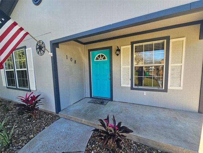 108 Oriole Ln in Angleton, TX - Building Photo - Building Photo