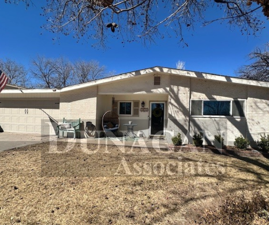 1211 Cedar Dr in Carlsbad, NM - Building Photo