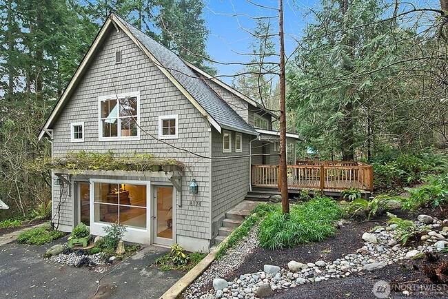 8147 Hansen Rd NE in Bainbridge Island, WA - Building Photo - Building Photo