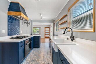 3219 W Chandler Blvd in Burbank, CA - Building Photo - Building Photo
