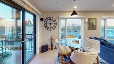 457 W Broadway, Unit 306 in Boston, MA - Building Photo - Building Photo