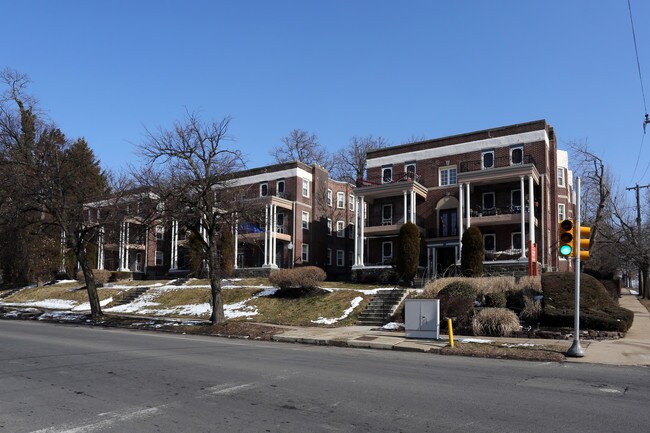 Wayne Walnut Apartments in Philadelphia, PA - Foto de edificio - Building Photo