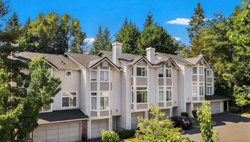 12444 NE 7th Pl in Bellevue, WA - Foto de edificio