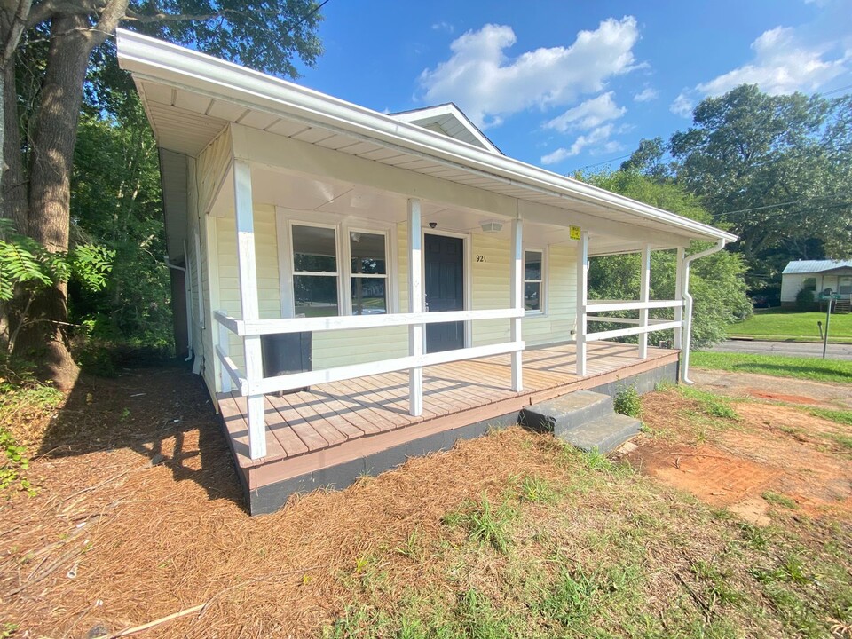 921 Marshall St in Statesville, NC - Building Photo