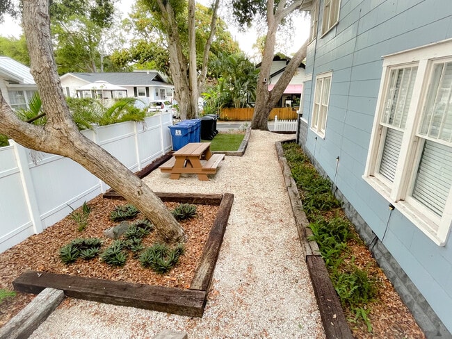 1032 Granville Ct N, Unit #1 in St. Petersburg, FL - Building Photo - Building Photo