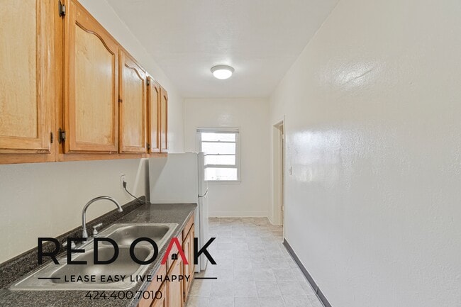 400 S Kenmore Ave, Unit 210 in Los Angeles, CA - Building Photo - Building Photo