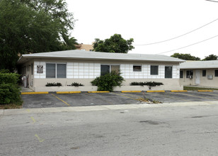 1324 NE 127th in North Miami, FL - Foto de edificio - Building Photo