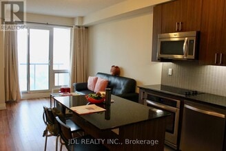 9088 Yonge St in Richmond Hill, ON - Building Photo - Building Photo