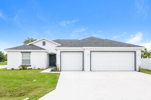 412 Bloomfield Dr in Poinciana, FL - Building Photo