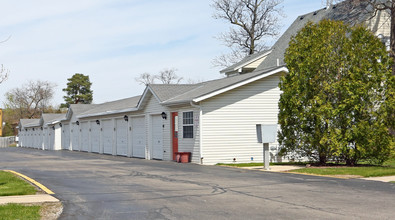 Grove Apartments in Union Grove, WI - Foto de edificio - Building Photo