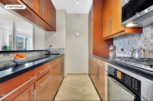 250 S End Ave in New York, NY - Building Photo - Building Photo