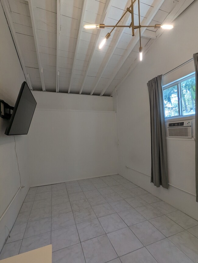 2551 Lincoln St, Unit Studio
