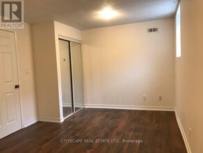 3404 Fountain Park Ave in Mississauga, ON - Building Photo - Building Photo