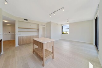 555 NE 8th St, Unit 0326 in Fort Lauderdale, FL - Building Photo - Building Photo
