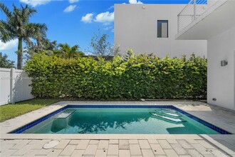 9915 NW 75th St in Doral, FL - Building Photo - Building Photo
