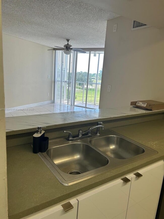 6955 NW 186th St in Hialeah, FL - Building Photo - Building Photo