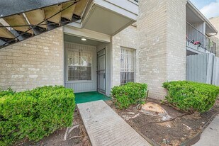 6500 Sands Point Dr, Unit 819 in Houston, TX - Building Photo