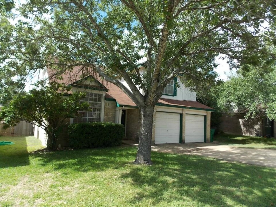 2113 Rick Whinery Dr in Austin, TX - Building Photo