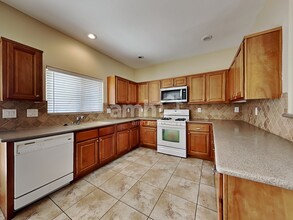 8845 Red Fox Dr in Las Vegas, NV - Building Photo - Building Photo