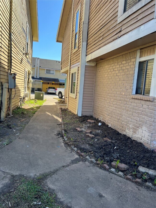 8405 Wilcrest Dr in Houston, TX - Building Photo - Building Photo