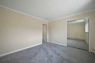 The Niche at Roman Gardens in Lindenhurst, NY - Foto de edificio - Building Photo