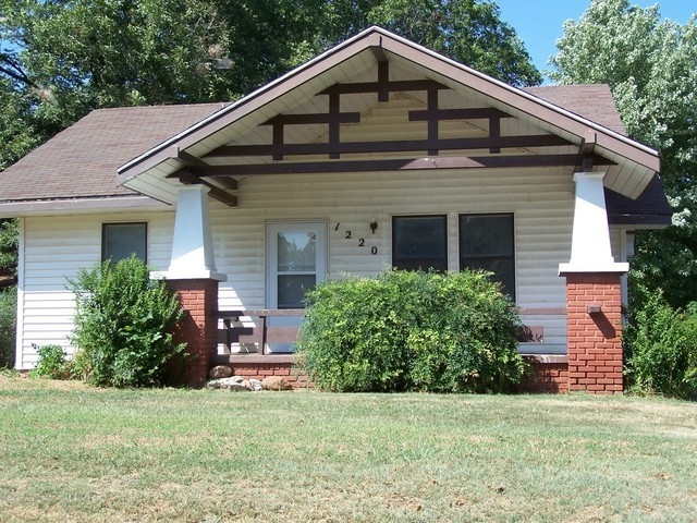 1220 W Iowa Ave in Chickasha, OK - Building Photo