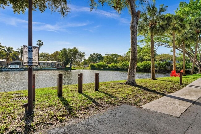 1701 NW 96th Terrace in Pembroke Pines, FL - Building Photo - Building Photo