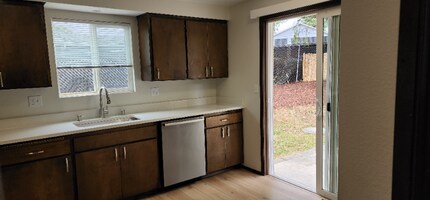 9330 Holly Dr in Everett, WA - Building Photo - Building Photo