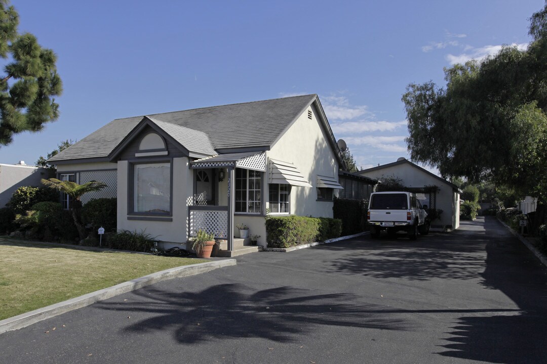 2320 Elden Ave in Costa Mesa, CA - Foto de edificio