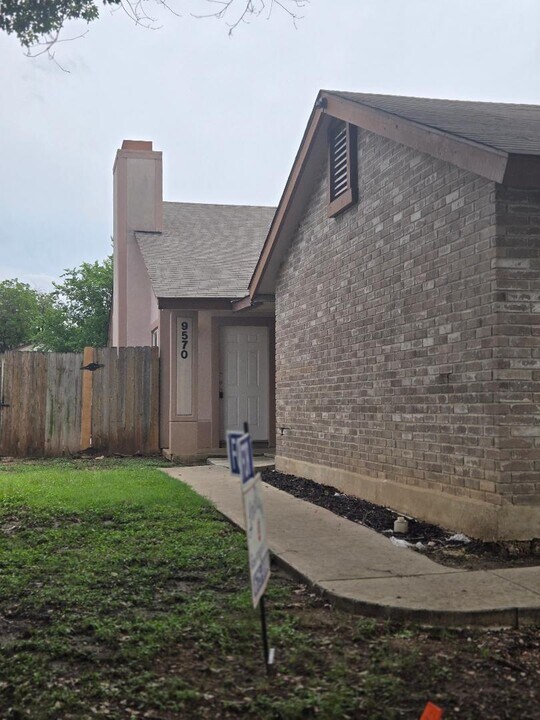 9570 Bowen dr in San Antonio, TX - Building Photo