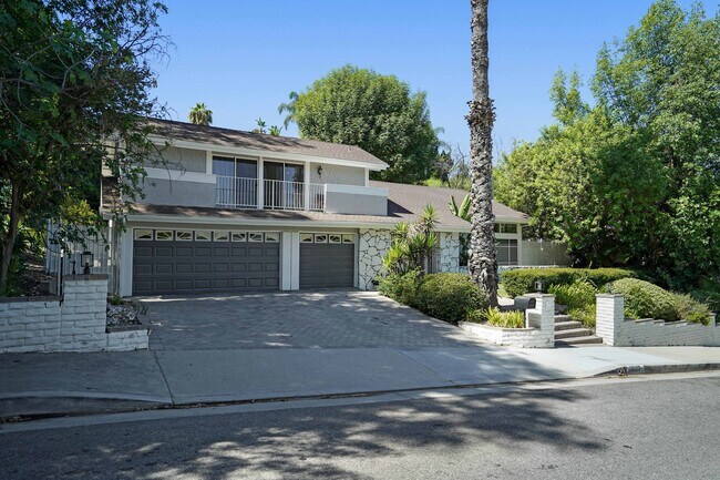 4623 Winnetka Ave in Woodland Hills, CA - Foto de edificio - Building Photo