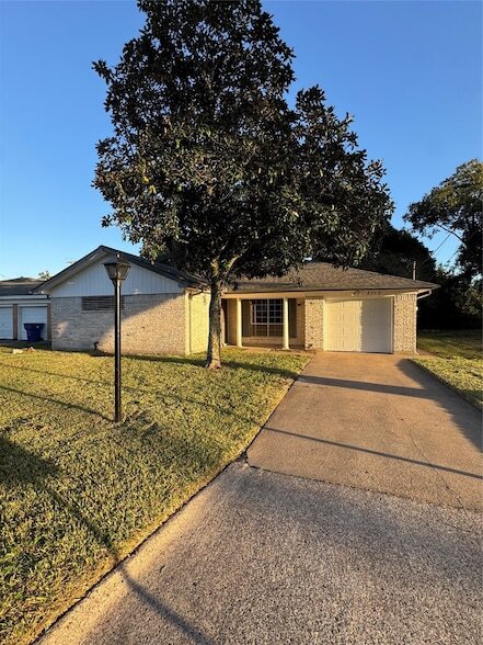 5717 Woodrow St in Texas City, TX - Foto de edificio