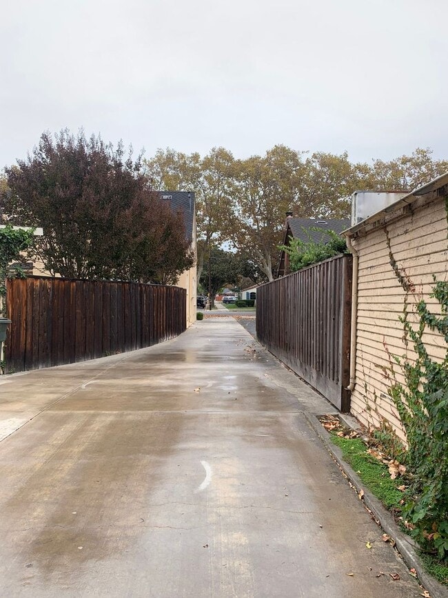 1354 San Benito St in Hollister, CA - Building Photo - Building Photo