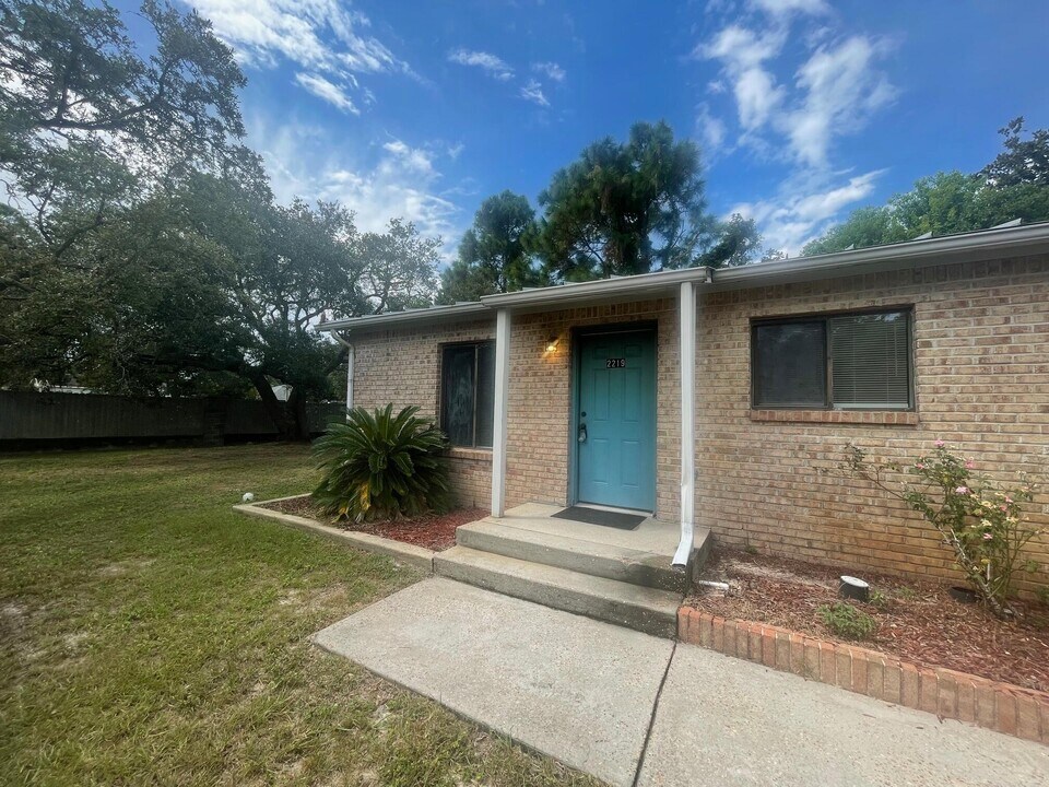 2219 Paloma St in Navarre, FL - Building Photo