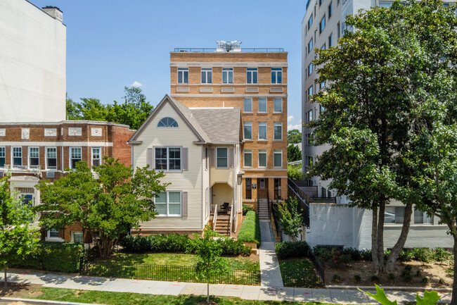 3211 Wisconsin Ave NW in Washington, DC - Foto de edificio - Building Photo