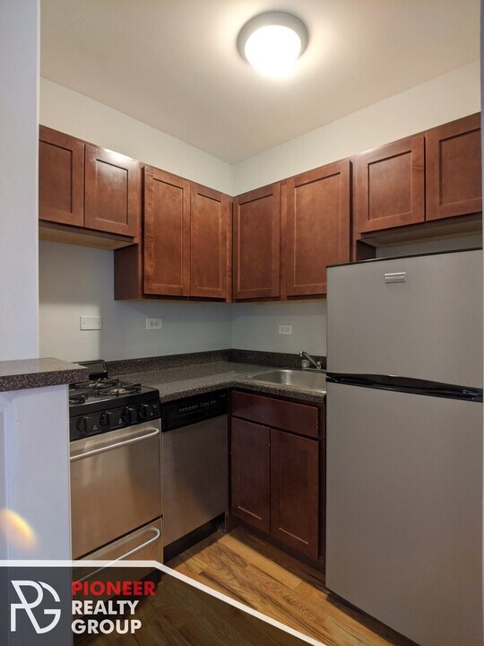 833 W Wolfram St, Unit 3 in Chicago, IL - Building Photo