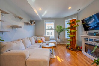 2056 N Damen Ave in Chicago, IL - Building Photo - Building Photo