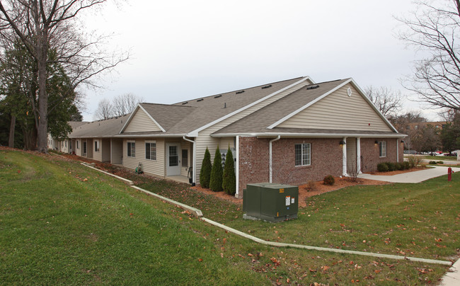 Clinton Street Place - Senior Living in Grand Ledge, MI - Foto de edificio - Building Photo