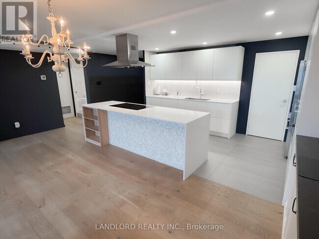 30 Wellington St E in Toronto, ON - Building Photo - Building Photo