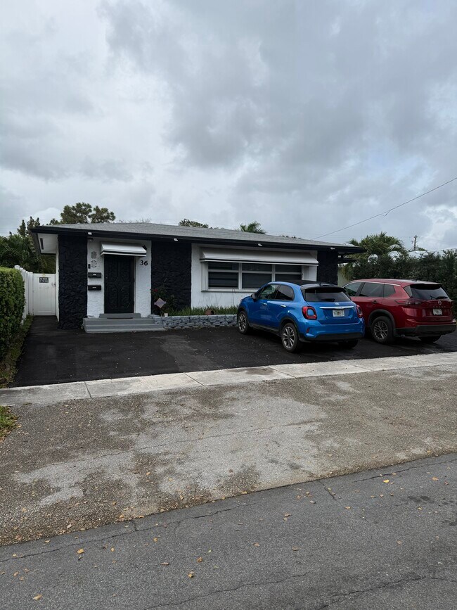 36 SE 5th St in Dania Beach, FL - Foto de edificio - Building Photo