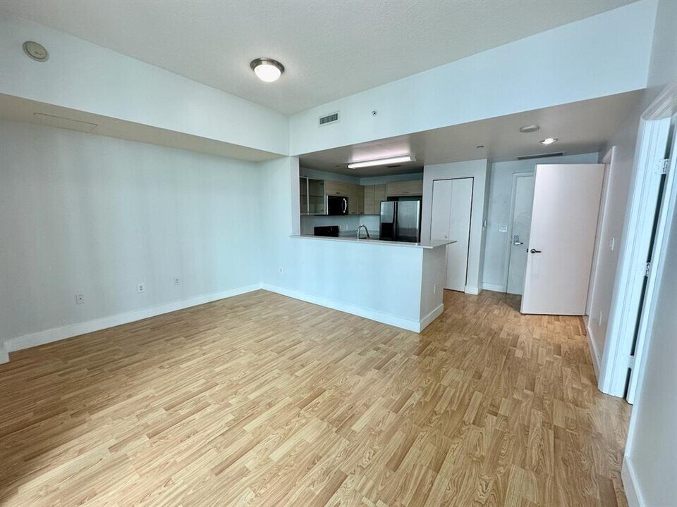 350 NE 24th St, Unit 408 in Miami, FL - Building Photo