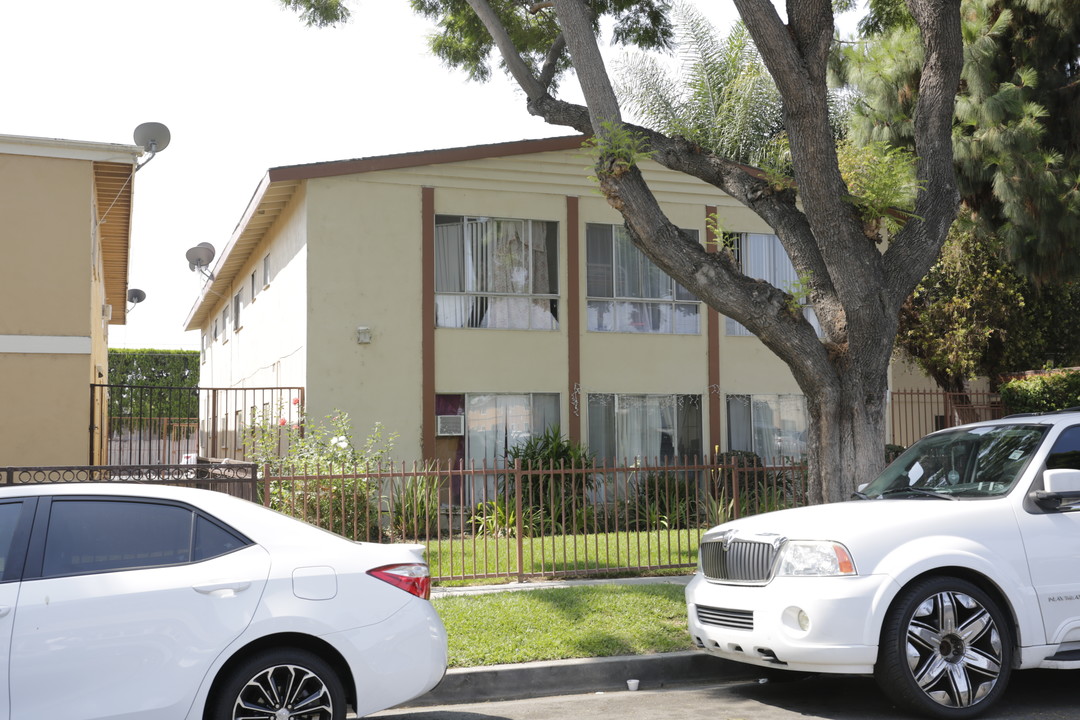 1222 E Borchard Ave in Santa Ana, CA - Foto de edificio