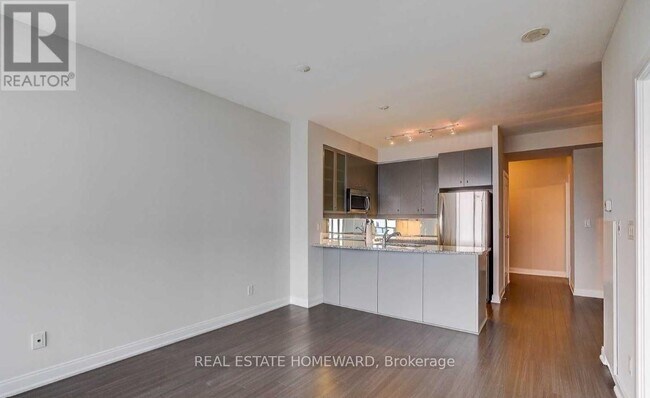 18 Yorkville Ave in Toronto, ON - Building Photo - Building Photo